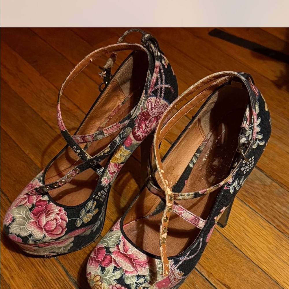 Elegant Floral Embroidered Women's Heels